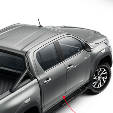 Estribos tubulares con apoya pies en negro mate Toyota Hilux
