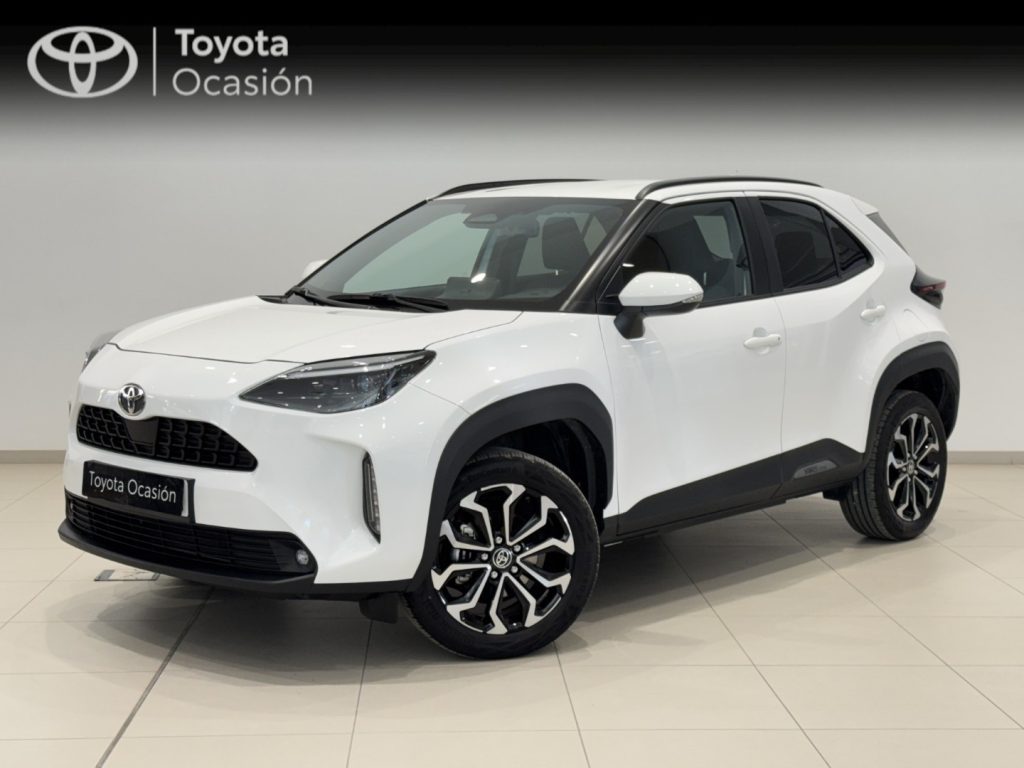 White Toyota compact crossover SUV on a showroom floor, featuring black cladding, stylish alloy wheels, and a "Toyota Ocasión" banner above.