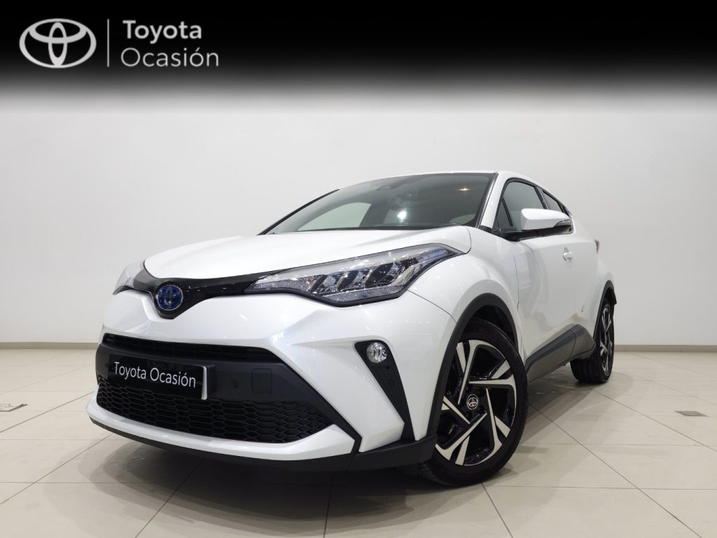 White Toyota SUV photographed in a showroom, angled front view with a black grille and prominent alloy wheels, 'Toyota Ocasión' visible above.