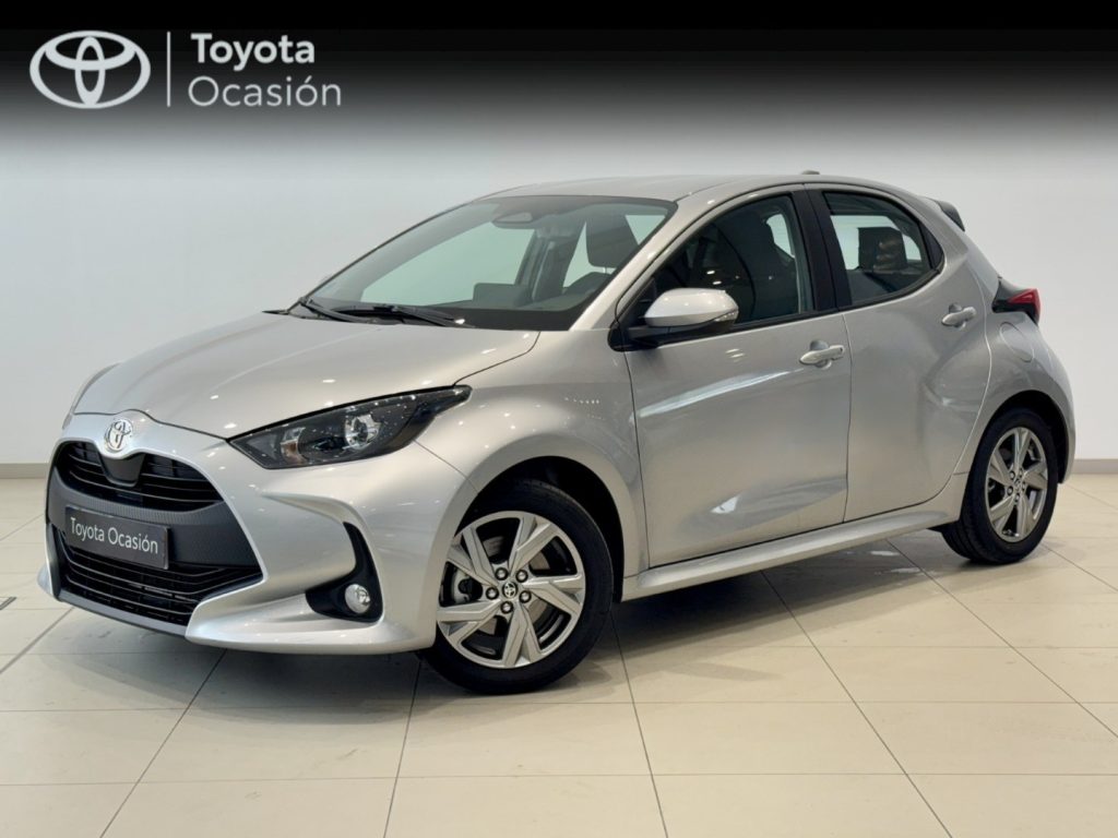 Silver Toyota Yaris hatchback on showroom display with 'Toyota Ocasión' branding visible in the background.