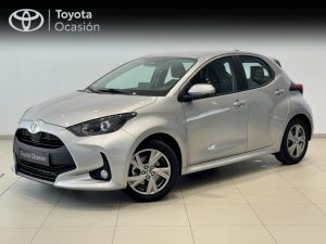 Silver Toyota Yaris hatchback on showroom display with 'Toyota Ocasión' branding visible in the background.