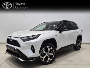 White Toyota SUV in a showroom, three-quarter front view showing grille, headlights, and large alloy wheels with black accents; banner reads 'Toyota Ocasión' in the background.